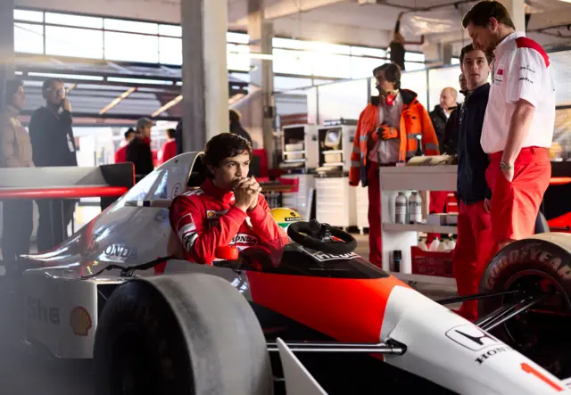 Cena da série 'Senna', em que o piloto aparece sentado em sua McLaren