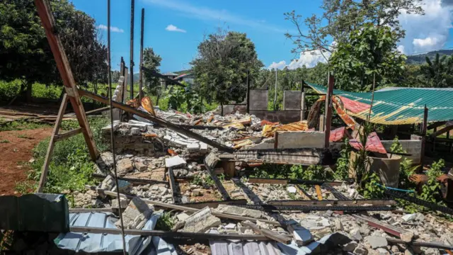 সেনাবাহিনীর হামলায় বিধ্বস্ত একটি গ্রাম