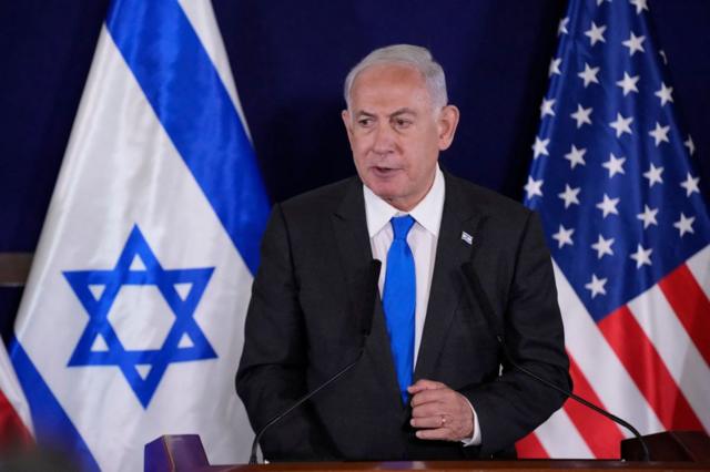 Retrato de Benjamin Netanyahu en una rueda de prensa.