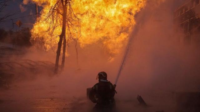 Um bombeiro trabalha no local de um incêndio após um ataque com míssil russo, em meio ao ataque da Rússia à Ucrânia