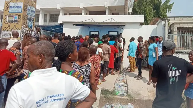 Ndị kwụ n'ahịrị achọ ị were ego ha n'ATM