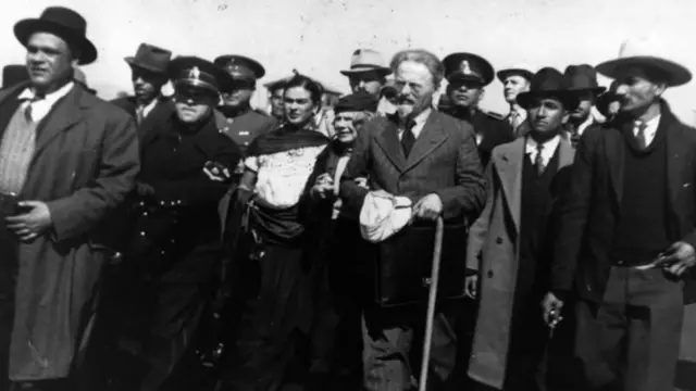Frida ao lado de Trotsky e outras pessoas, em retrato em preto e branco
