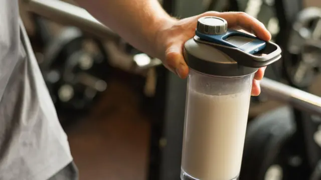 ஜிம் செல்பவர்கள் புரோட்டீன், கிரியாட்டீன் சப்ளிமென்டுகளை எவ்வாறு எடுத்துக்கொள்வது நல்லது?