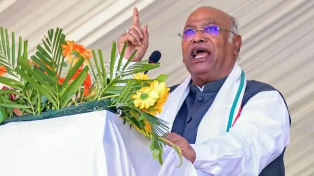 మోదీ ప్రభుత్వం చైనా కంపెనీలకు రెడ్ కార్పెడ్ పరుస్తోందని కాంగ్రెస్ అధ్యక్షులు ఖర్గే విమర్శలు చేశారు