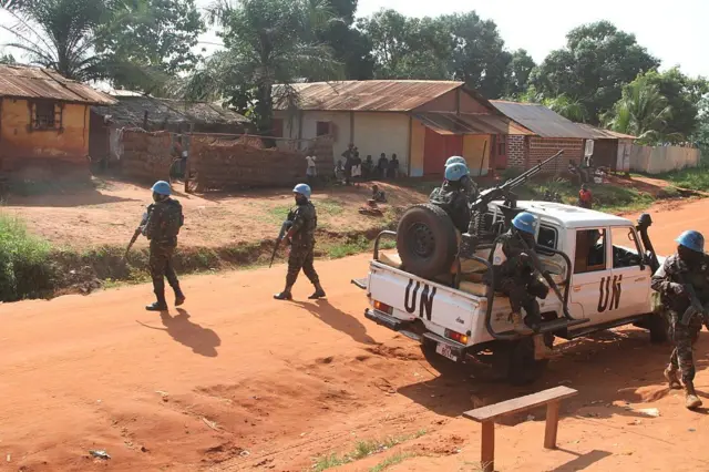 Des soldats tanzaniens de la Mission multidimensionnelle intégrée des Nations Unies pour la stabilisation en République centrafricaine (MINUSCA) effectuent une patrouille près de Carnot, le 23 mai 2026.