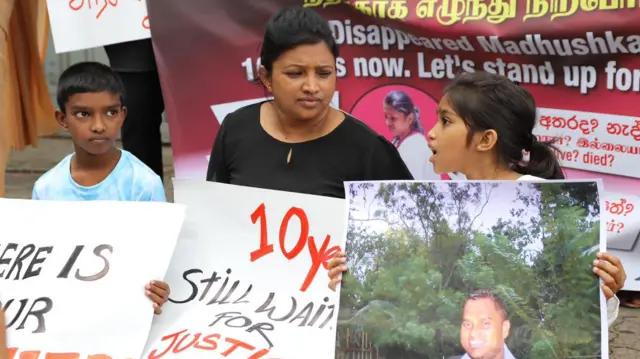 "මම මගේ තාත්තාව කවදාවත් දැකලා නෑ.ෆොටෝවලින් විතරයි දැකලා තියෙන්නේ " යැයි බීබීසී සිංහල වෙත පැවසුවේ වයස අවුරුදු දහයක් වන හංසලී ද සිල්වායි.   ඇය මීට වසර 10 කට පෙර අතුරුදහන් වූ මදුෂ්ක ද සිල්වාගේ දියණියයි. ඔහුගේ බිරිඳ වන මයුරි ජයසේන සහ ඔවුන් දෙදෙනාගේ දරුවන් දෙදෙනා කොළඹ පිහිටි එක්සත් ජාතීන්ගේ කාර්‍යාලය ඉදිරිපිට සැප්තැම්බර් 05 දින විරෝධතාවයක නියැලුණේ  වසර 10කට පෙර අතුරුදහන් කළ සිය සැමියා සහ දරුවන්ගේ පියා සම්බන්ධයෙන් සත්‍ය හෙළි කර යුක්තිය ඉටු කරන ලෙස ඉල්ලමින් ය. 