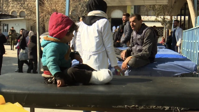 Yaro zaune a gadon asibiti