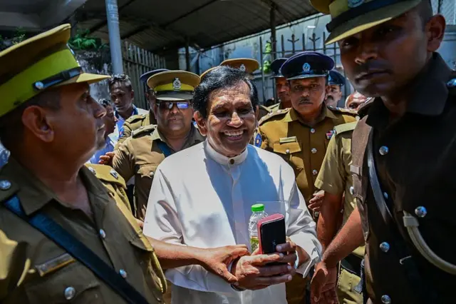 බන්ධනාකාර නිලධාරීන් විසින් හිටපු අමාත්‍ය රාජිත සේනාරත්න කොළඹ මහේස්ත්‍රාත් අධිකරණයට ඉදිරිපත් කළ අවස්ථාව