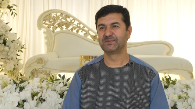 سید احمد سیلاب، د واده په یوه حال کې ناست دی او خبرې کامرې ته غږېږي.