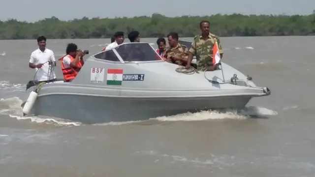 সুন্দরবনে ভারত বাংলাদেশ সীমান্তে প্রহরারত বিএসএফ দল