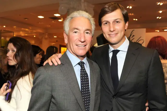 Charles Kushner y su hijo Jared, quien está casado con una hija de Trump en un evento.