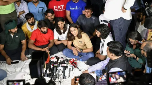 ஜந்தர் மந்தரில் போராட்டத்தில் ஈடுபட்டிருந்த வீராங்கனைகளை அப்புறப்படுத்திய காவல்துறை