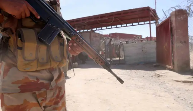 عکس آرشیوی: مرز افغانستان و پاکستان بعد از حمله ۱۸ مارس جنگنده‌های پاکستانی به نقاطی در افغانستان 