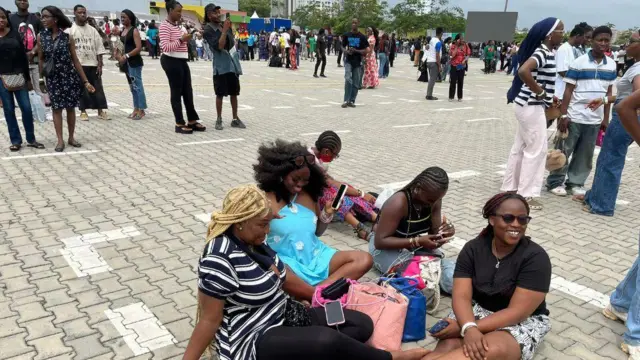 Àwọn èèyàn tó jókòó sílẹ́ láti wo bí Hilda Baci ṣe ń se ìrẹsì, tí àwọn kan sì dúró ní ẹ̀gbẹ́ kan