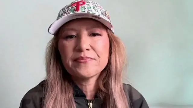 فی هال، زن آمریکایی درحال گفتگوی ویدیویی