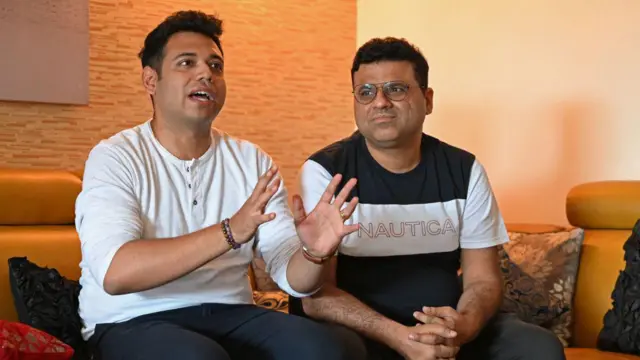 মামলায় অন্যতম আবেদনকারী অভয় ডাং (ডাইনে) ও সুপ্রিয় চক্রবর্তী