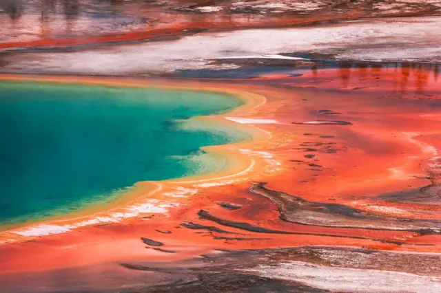 Los hermosos colores en el borde de la Gran Fuente Prismática en el Parque Nacional de Yellowstone.