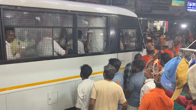 பாஜக மாநில தலைவர் நயினார் நாகேந்திரன் கைது செய்யப்பட்ட நிலையில், அவரை ஏற்றிச் சென்ற வாகனத்தின் முன்பாக பாஜகவினர் போராட்டத்தில் ஈடுபட்டனர்