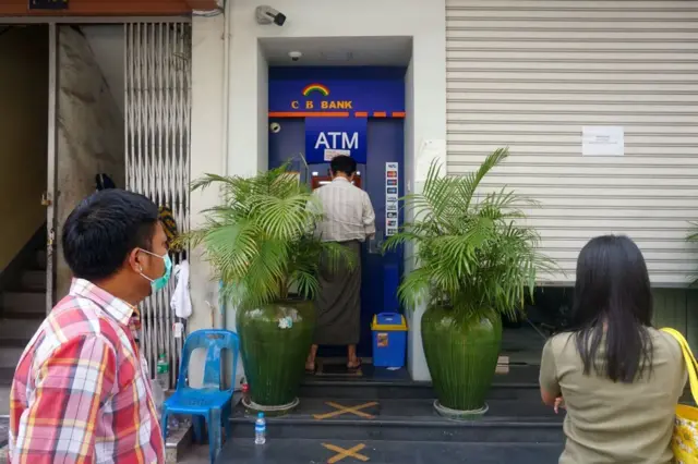 CB ဘဏ်ရဲ့ ငွေထုတ်စက်မှာ ငွေထုတ်ယူနေသူတစ်ဦး (ပုံဟောင်း) 
