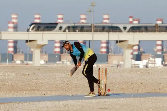 दोहामा क्रिकेट खेल्दै एक भारतीय युवक