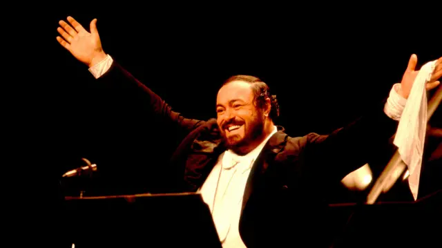 Włoski tenor Luciano Pavarotti występuje na scenie w Poplar Creek Music Theater w Hoffman Estates w stanie Illinois