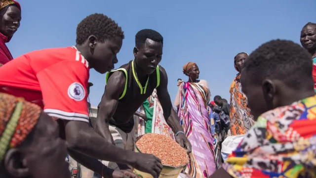 ደቡብ ሱዳን በተፈጥሮ ሃብት የበለጸገች ብትሆንም 85 በመቶ የሚሆነው ዜጋዋ እርዳታ ጠባቂ ነው።