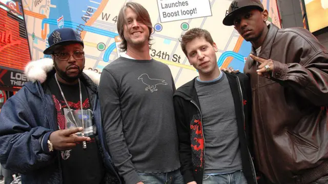 Sam Altman y sus socios de Loopt presentando la aplicación en Times Square, Nueva York.