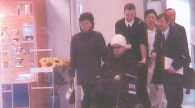 Ко Ён Ҳи суратда ногиронлар аравачасида