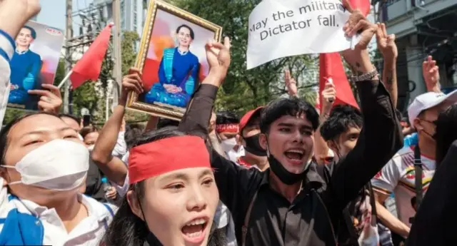 बैंकाक में म्यांमार के दूतावास के बाहर प्रदर्शन करते लोग