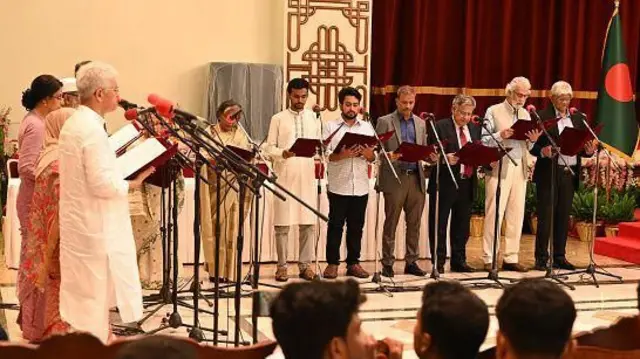 বাংলাদেশের অন্তর্বর্তীকালীন সরকারের উপদেষ্টারা শপথ নিচ্ছেন (ফাইল ছবি)