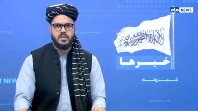 در رسانه‌های دولتی زنان حضور ندارند و مردان با لباس‌های سنتی و دستار اخبار را ارایه می‌کنند. 