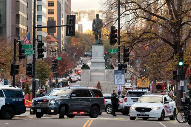 Varias patrullas y agentes custodian el lugar del ataque