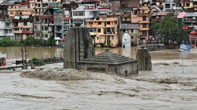 पहाड़ों पर अचानक आई बाढ़ से क्यों बढ़ रहा है खतरा
