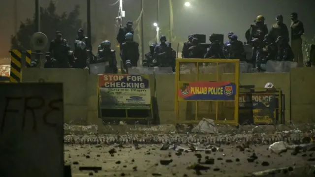 মঙ্গলবার রাত থেকেই সীমান্তগুলিতে মোতায়েন করা হয়েছিল বিশাল পুলিশ বাহিনী ও আধা সেনা। 