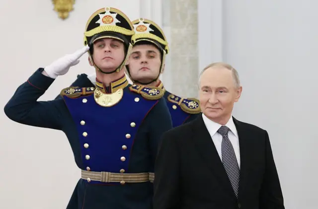 Na tym zdjęciu prezydent Rosji Władimir Putin uczestniczy w ceremonii z okazji Dnia Bohaterów Ojczyzny na Kremlu w Moskwie.