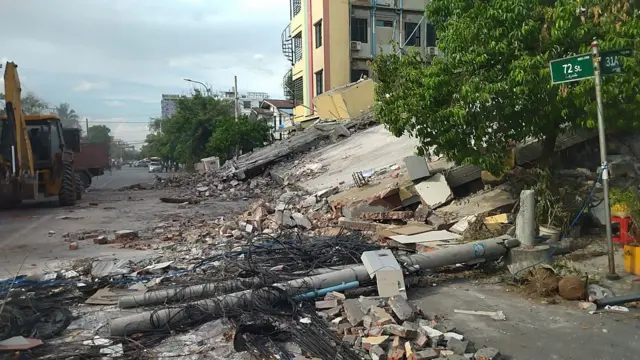 ပြိုကျအ‌ဆောက်အဦတွေကို ရှင်းလင်းနေတဲ့ မန္တလေး