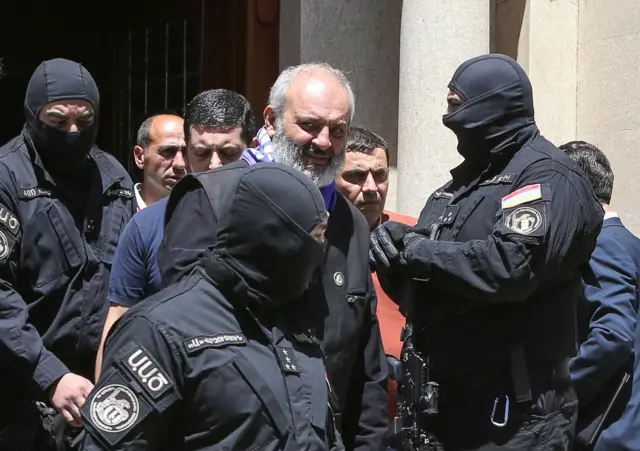 Başpiskopos Galstanyan maskeli polislerce gözaltına alınırken