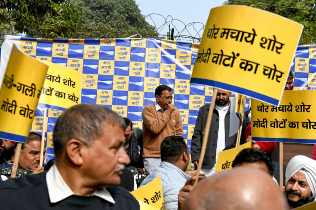 चंडीगढ़ मेयर चुनाव में धांधली के खिलाफ प्रदर्शन करते आप के कार्यकर्ता