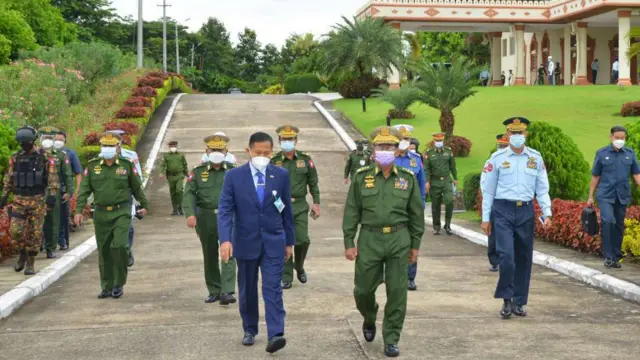 သွေးခွဲမှုကြောင့် ဝါဒရေးရာအယူအဆ၊ လူမျိုးရေးရာအယူအဆ၊ ဘာသာရေးရာအယူအဆ ကွဲလွဲမှု တွေကနေ တိုင်းရင်းသားတွအကြား ပဋိပက္ခမျိုးစုံ အခုချိန်ထိဖြစ်နေဆဲလို့ ဘွဲ့ရအမျိုးသမီးဗိုလ်လောင်း သင်တန်းဆင်းသူတွေကို သူက မိန့်ခွန်းပြောခဲ့ပါတယ်။