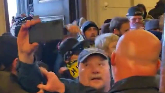 Stillonabet é segurovídeo mostra homem brancoonabet é segurobigodeonabet é seguromeio  multidão fazendo gravação com celularJoseph Fischer shown facing police inside the Capitol on 6 January 2021