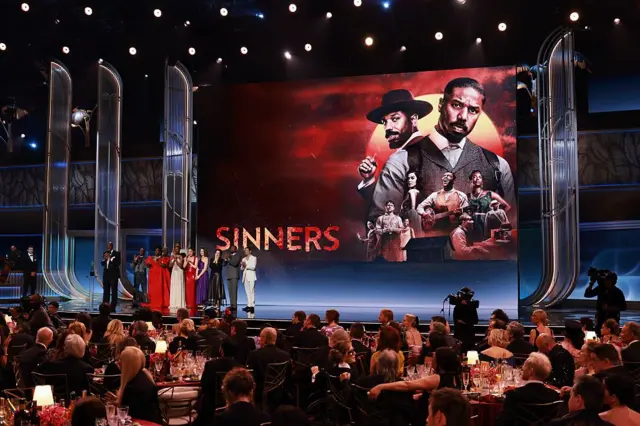 El elenco de Sinners recibe el premio a mejor elenco en el premio a los actores 