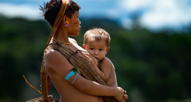 Nwanyị na enye nwa ya mmịrị ara