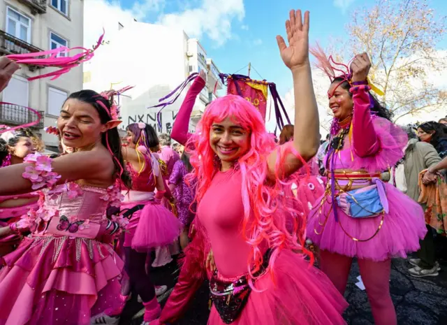 Colombina Clandestina é um bloco de carnaval organizado por migrantes brasileiros, em Lisboa