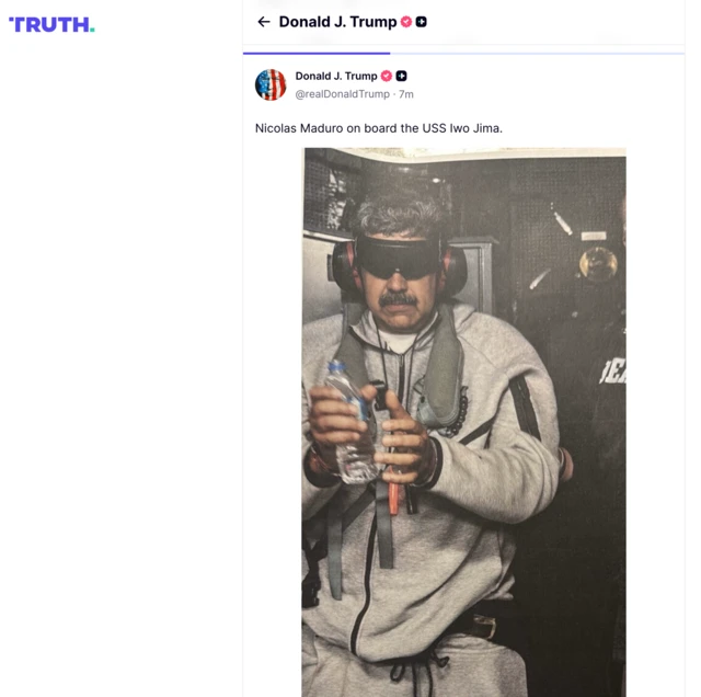 Maduro ko'zlari yopilgan qo'lida suv bilan samolyet bortida