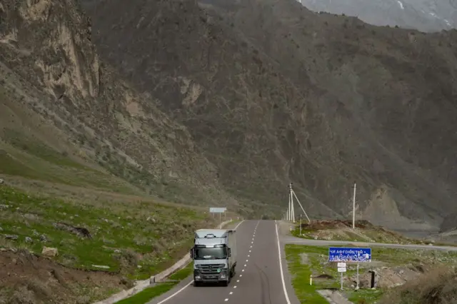 یوه غرنۍ سیمه کې سړک او لارۍ 