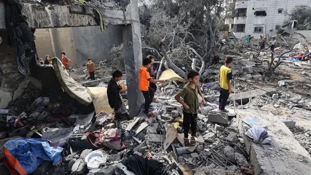 ਗਾਜ਼ਾ 'ਚ ਘਰਾਂ ਦੇ ਮਲਬੇ ਕੋਲ ਖੜ੍ਹੇ ਬੱਚੇ