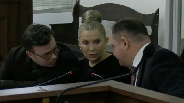 Юлія Тимошенко разом зі своїми адвокатами під час судового засідання у ВАКС 20 квітня 2026 року