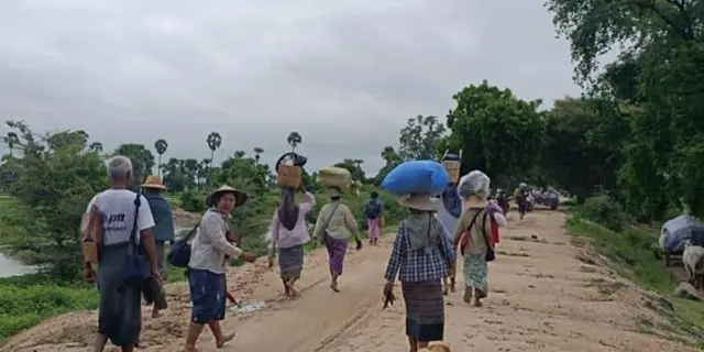 နေရပ်စွန့်ခွာထွက်ပြေးနေရတဲ့ဒေသခံတွေ (ပုံဟောင်း)