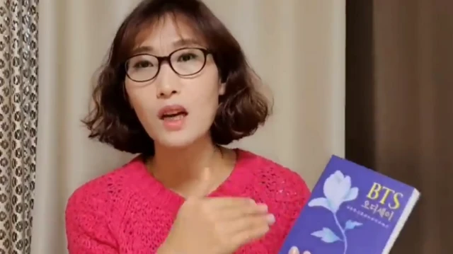 자신의 유튜브 채널에서 BTS에 대해 이야기 하고 있는 강하나 씨. 한 손에는 BTS를 다룬 책을 들고 있다