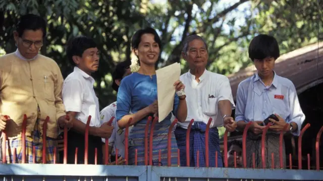 နေအိမ်ခြံဝင်းရှေ့ သီတင်းပတ် အကုန် အပတ်စဥ် စကားပွဲတွေကိုလည်း နားထောင်ခဲ့တယ်လို့ အလန် ပြော